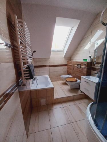 Ένα μπάνιο στο apartament 95 m2 - 300 metrów od morza, 50 metrów od jeziora Jamno