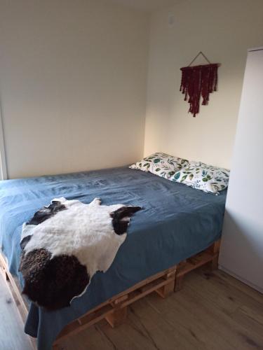a bedroom with a bed with a sheep on it at Chabrowa Polana in Tuplice