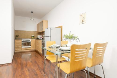 Køkken eller tekøkken på Beautiful City Apartment by Noclegi Renters