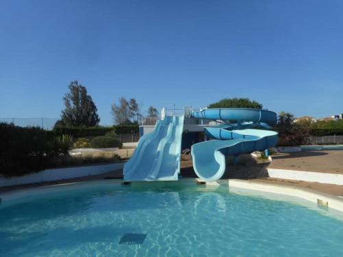 - un toboggan bleu dans la piscine dans l'établissement résidence port bourgenay studio 5 personnes, à Talmont-Saint-Hilaire