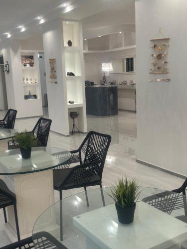 eine Lobby mit Tischen, Stühlen und einer Theke in der Unterkunft Hotel La Pergola in Bellaria-Igea Marina