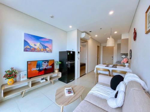 TV a/nebo společenská místnost v ubytování The Sóng Apartment 5 Stars Vung Tau - Căn Hộ Du Lịch Biển 5 Sao Vũng Tàu - MINH TOẢN's Homestay