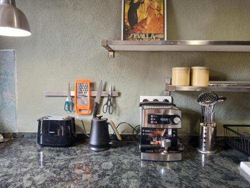 un comptoir de cuisine avec une cafetière et une machine à café dans l'établissement Apartamento Luz, à Órgiva