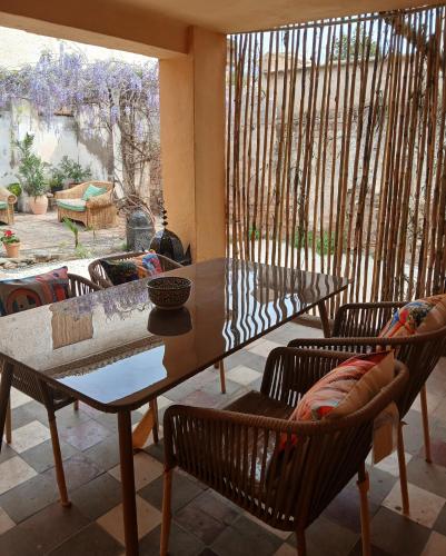 a living room with a table and chairs at Apartamento Luz in Órgiva