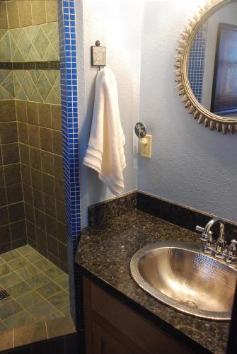 a bathroom with a sink and a shower and a mirror at Sierra Trails Inn in Mariposa