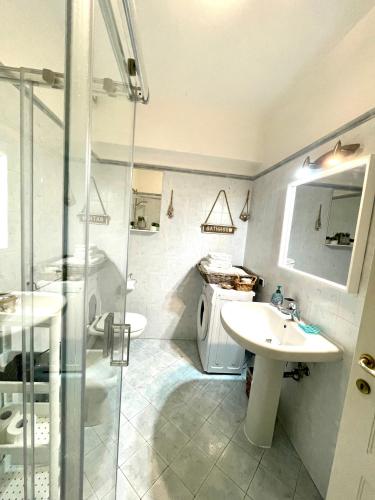 a bathroom with a shower and a sink and a toilet at Ledonia Apartment in Lerici
