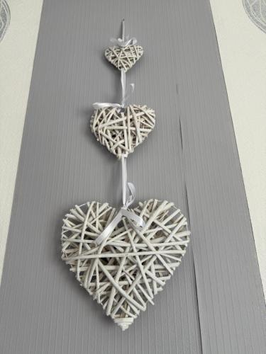 Deux coeurs blancs en osier sont suspendus sur une table dans l'établissement Du côté de chez, à Houlgate