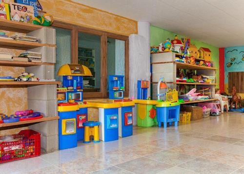 a play room with toys and tables and shelves at Sant Grau ii in Navés