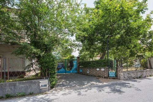 アジェーロラにあるRental House I Gelsominiの木の前の家門