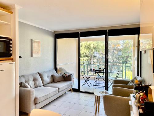 Posedenie v ubytovaní CANNES Appartement Duplex Piscine VUE Mer WIFI PARKING CLIM