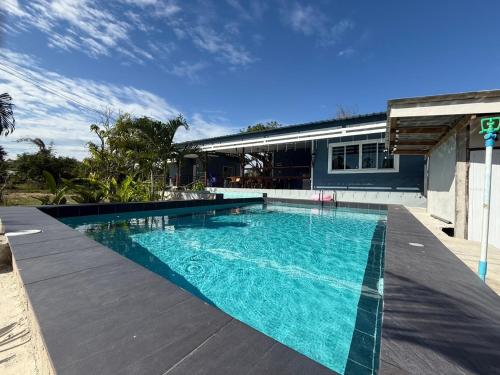 una piscina davanti a una casa di ตาลฟ้ารีสอร์ท (Tanfah Resort) a Ban Nong Khang