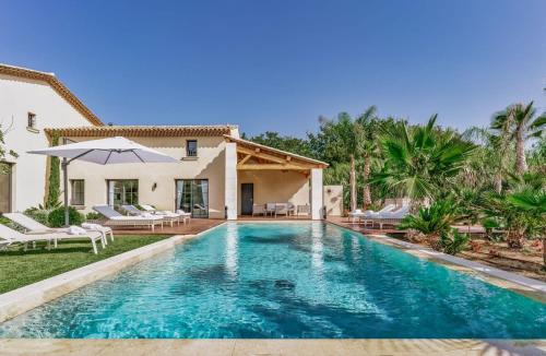 une piscine devant une maison dans l'établissement villa Olivia, à Saint-Tropez
