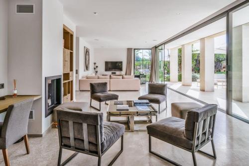 un salon avec des chaises et un canapé dans l'établissement villa Olivia, à Saint-Tropez