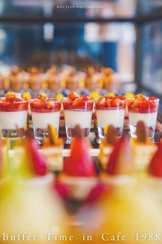 a row of cups filled with fruit on a table at 青岛海天大酒店 山海相拥典雅奢华 in Qingdao