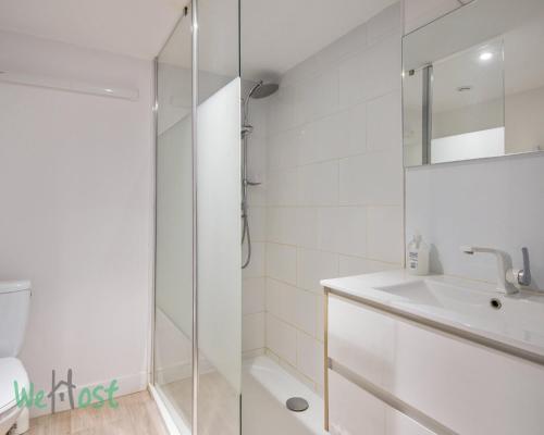 une salle de bain blanche avec un lavabo et une douche dans l'établissement Daisy-Stations,Grd Palais,Zénith&Center, à Lille