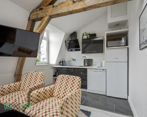 - une cuisine avec deux chaises dans une pièce dans l'établissement Daisy-Stations,Grd Palais,Zénith&Center, à Lille
