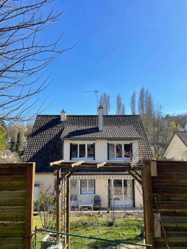 une maison avec un toit en haut dans l'établissement Appartement 3 pièces, à Mareil-Marly