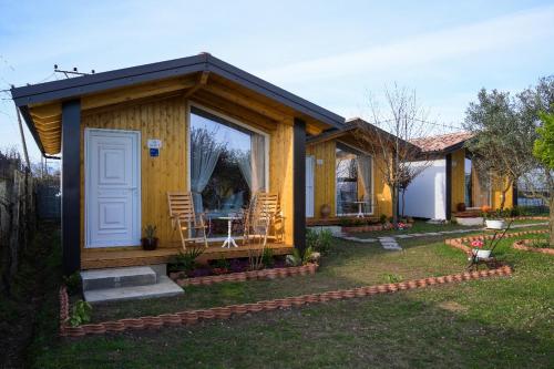 a wooden cabin with a table and chairs in a yard at Hotel Villa Linda in Shkodër