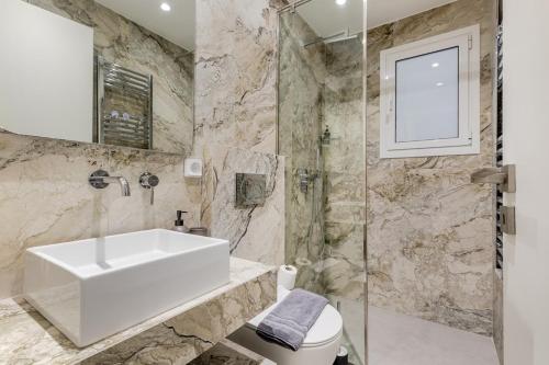 Chleo - Glamorous 2 BR Apt W Balcony in Athens