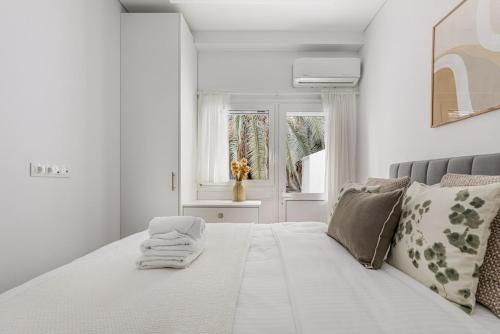 Chleo - Glamorous 2 BR Apt W Balcony in Athens