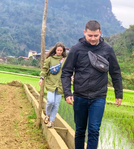 a man and a woman walking down a bridge at Duy Tuyen Ba Be Homestay in Bak Kan