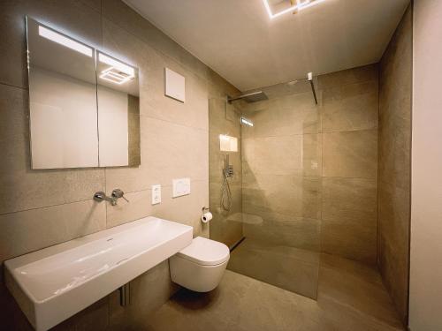 Ένα μπάνιο στο Dreamapartment La Vigna "White Suite" mit eigenem Indoorpool, Sauna & Grillhütte