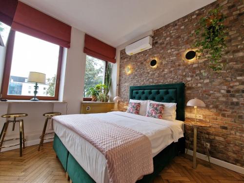 Postel nebo postele na pokoji v ubytování SleepWell Apartments Ordynacka