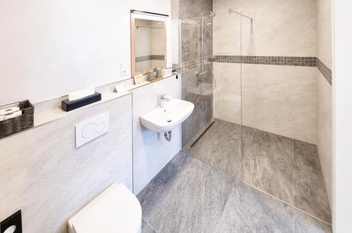 Bilik mandi di Hotel Erlebnis Wald