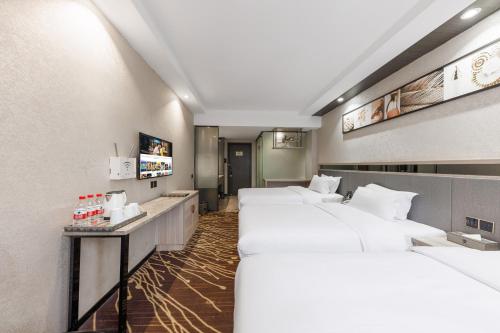 Postel nebo postele na pokoji v ubytování Fuhao Hotel
