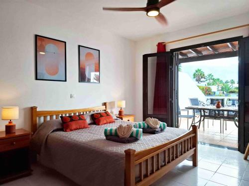 une chambre avec un lit avec deux oreillers dessus dans l'établissement Villas with private pools - Just 7 min walk from beach, bars & dining, à Playa Blanca