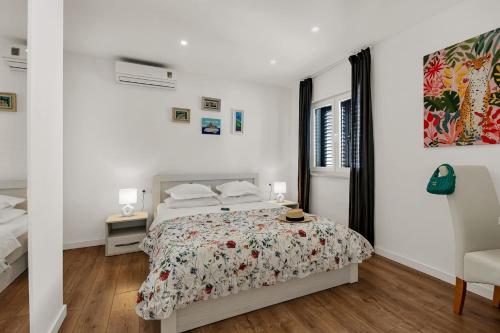 Postel nebo postele na pokoji v ubytování Villa Festina lente a luxury villa in Makarska, heated pool