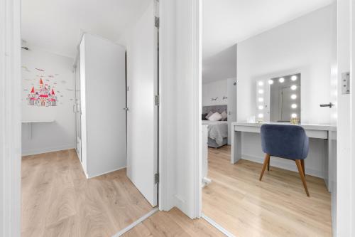 Katil atau katil-katil dalam bilik di Spacious Modern 2BR Apartment in the Heart of London