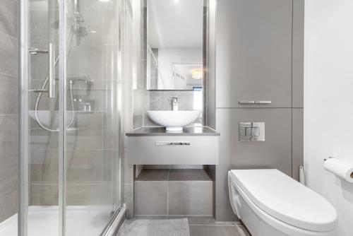 Bilik mandi di Spacious Modern 2BR Apartment in the Heart of London