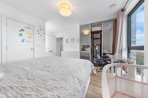 Katil atau katil-katil dalam bilik di Spacious Modern 2BR Apartment in the Heart of London