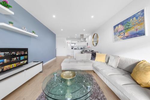 Ruang duduk di Spacious Modern 2BR Apartment in the Heart of London