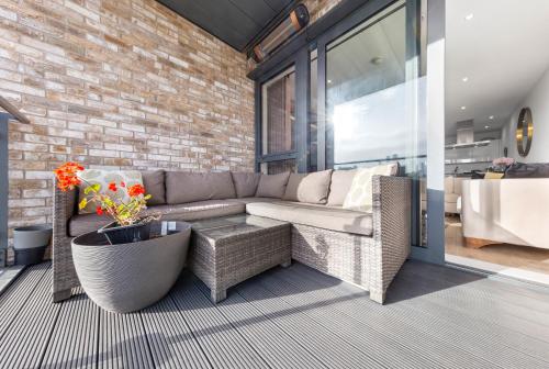 Ruang duduk di Spacious Modern 2BR Apartment in the Heart of London