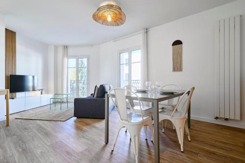 TV a/nebo společenská místnost v ubytování Appartement une chambre avec 3 balcons et parking