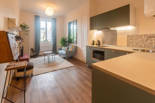 - une cuisine et un salon avec une table et un comptoir dans l'établissement Cosy Rouen - A 10min du métro, à Rouen