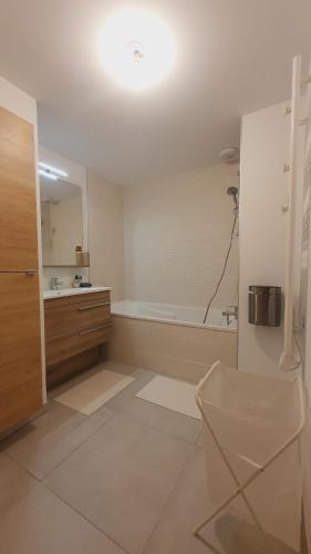 une salle de bain avec une baignoire, des toilettes et un lavabo dans l'établissement Lune de Miel 3 chambres centre-ville Double Parking Wifi - ROSSIconciergerie - Linge inclus, à Lunel