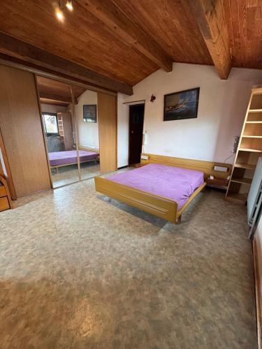 une chambre avec un lit dans une pièce avec des plafonds en bois dans l'établissement Charmante villa avec jardin proche plages - Grau d'Agde, au Grau-dʼAgde