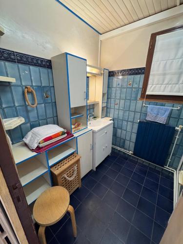 La salle de bains est pourvue d'un lavabo, d'une table et d'un miroir. dans l'établissement Charmante villa avec jardin proche plages - Grau d'Agde, au Grau-dʼAgde