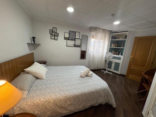 een slaapkamer met een bed met een knuffeldier erop bij ApartamentoS centro ciudad 2 habitaciones ELDA in Elda