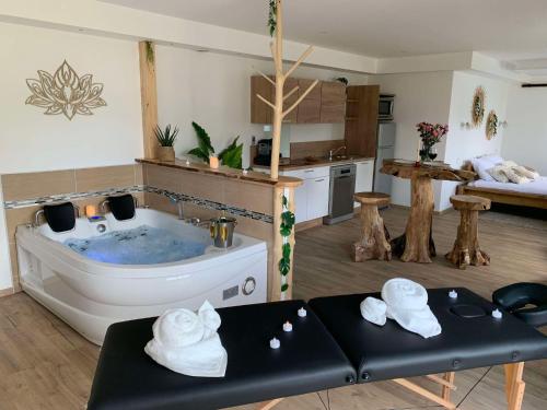 ゲランドにあるCamping de l'Etang du Pays Blancのバスルーム(バスタブ、タオル付)