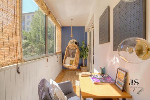 un salon avec une table et une chaise dans l'établissement La Loge du Gardien - T2 Proche Fourvière, à Lyon