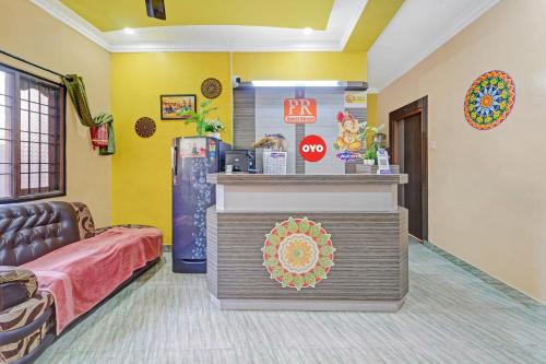 Hotel O Prime Rooms guest house في تشيناي: منطقة انتظار مع علامة توقف في الغرفة