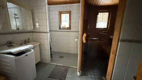 ein Badezimmer mit Dusche, Waschbecken und Toilette in der Unterkunft Cozy Cottage in Kerimaa in Savonlinna