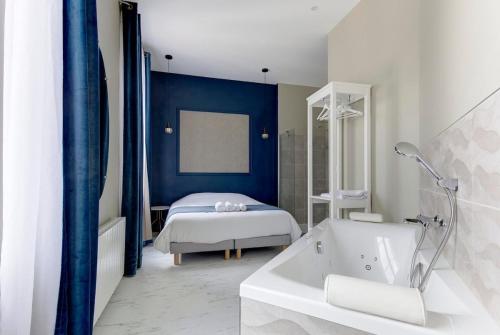 une salle de bain avec baignoire et une chambre avec un lit dans l'établissement Appartement Laval Centre, à Laval