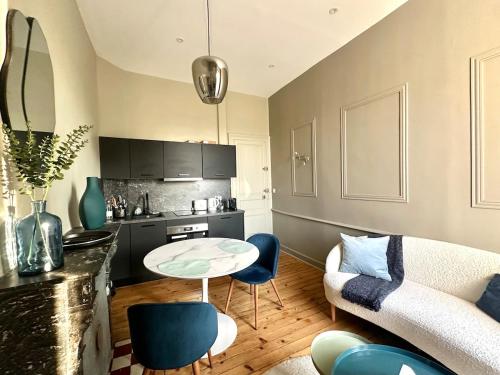 un salon avec un canapé et une table dans l'établissement Appartement Laval Centre, à Laval