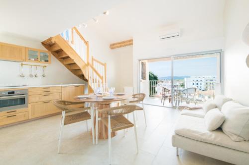 une cuisine et un salon avec une table et un canapé dans l'établissement 2 Chambres, proche des plages, parking, à Fréjus