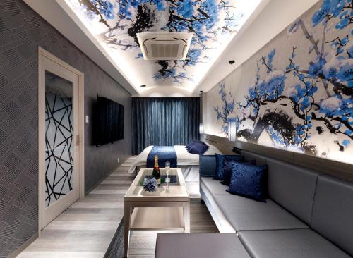 KoshidoHOTEL 翠 sui -TIMELESS GARDEN-的配有床和沙发的酒店房间